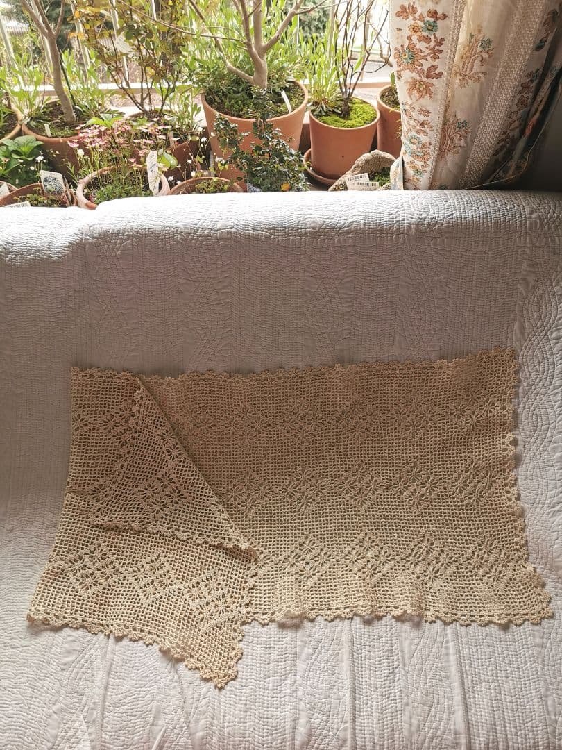 アンティーク クロシェレース編みロングランナー 透かしの糸状の花❖ 横長クロス